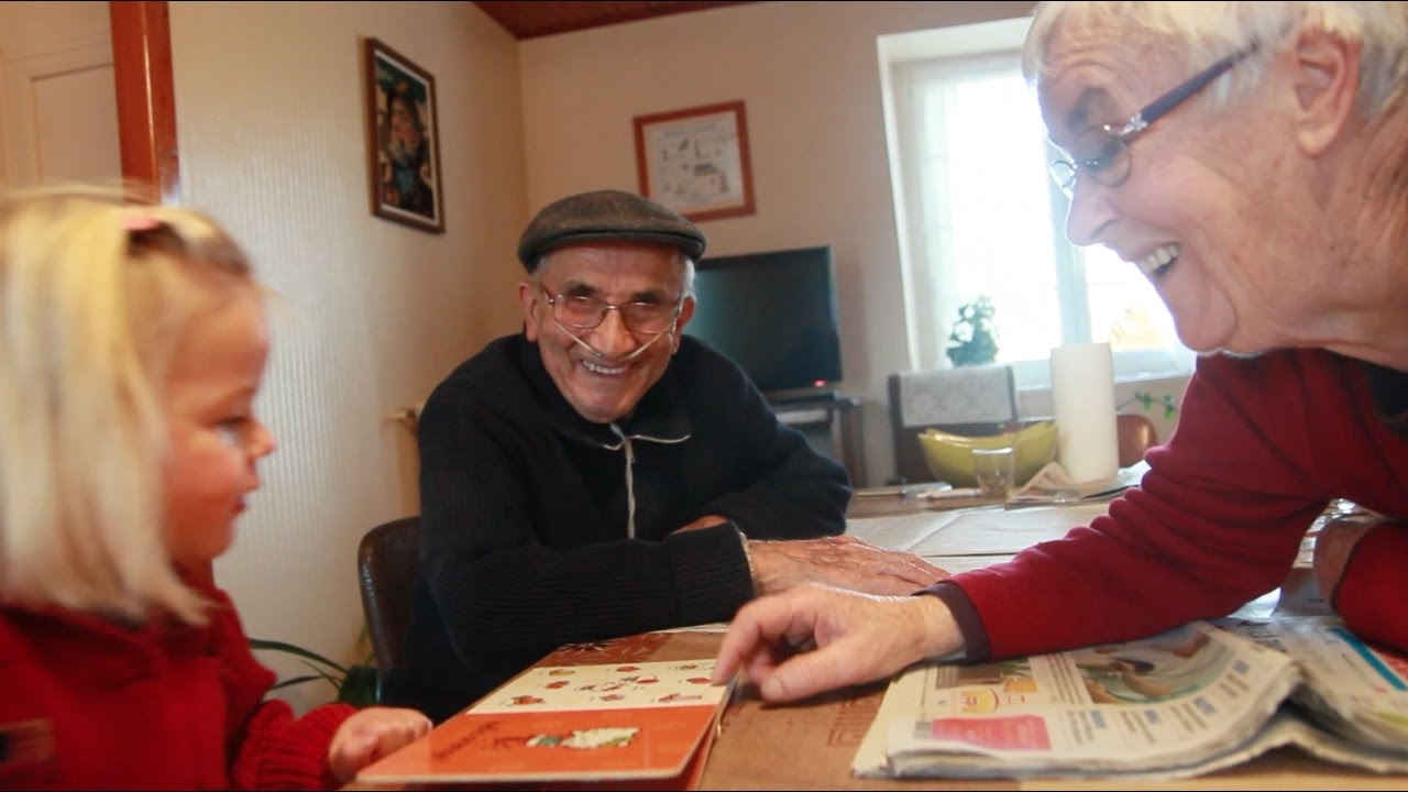 Papy Jean et Mamy Philo #48 Quand Mamie lit HELLO KITTY - YouTube