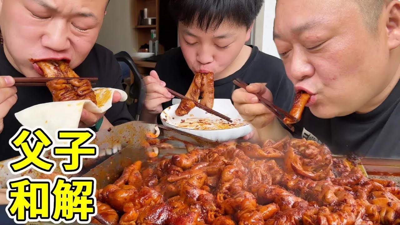 小家伙偷跑出去找妈妈，胖龙找回后做“辣卤肥肠”，滋滋冒油，爷俩吃过瘾了！
