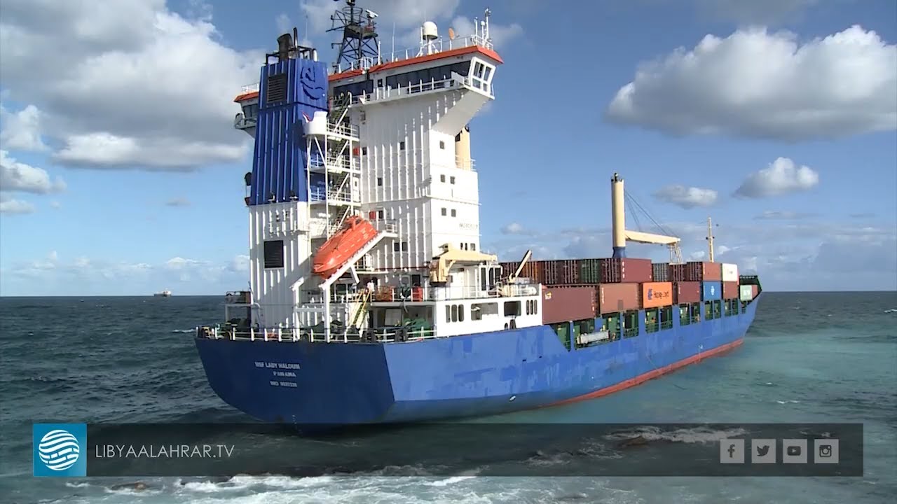 إنقاذ طاقم سفينة الشحن التي علقت بميناء طرابلس