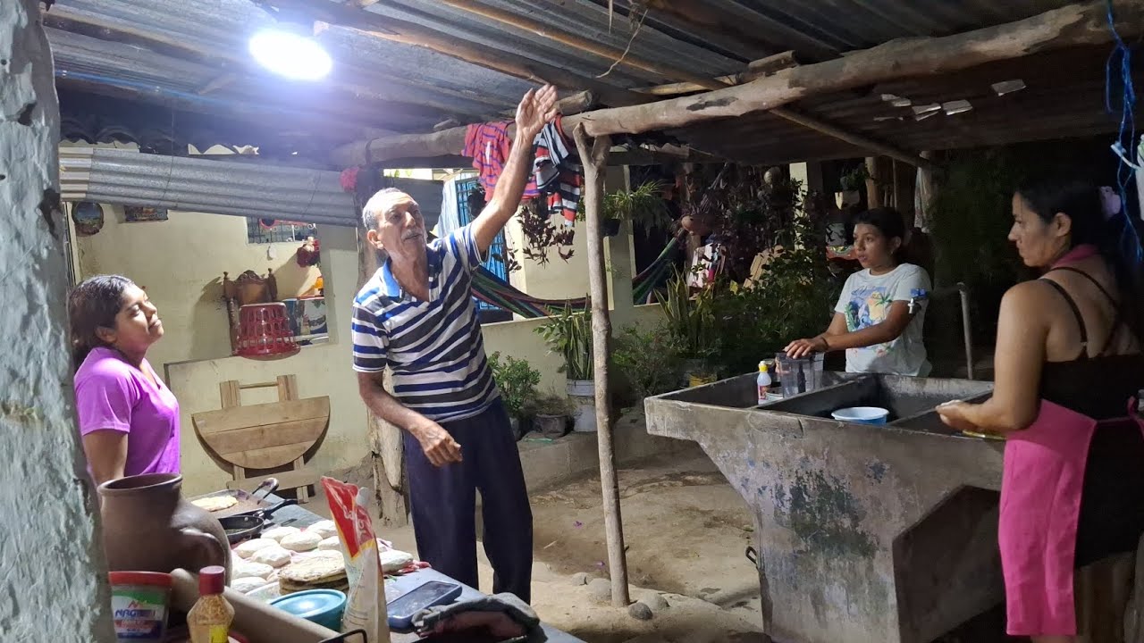 PAPÁ CHECHO NOS LLEGO A CONSEJAR 😱 DELICIAS DE PUPUSAS 😋😋😋