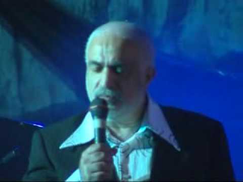 შავი კაბა თეთრი ქალის ტანზე