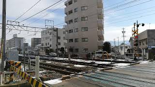 しなの鉄道北しなの線 長野～北長野の踏切をワイドビューしなのが通過