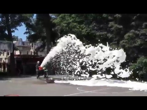 Подача пены пожарным автомобилем
