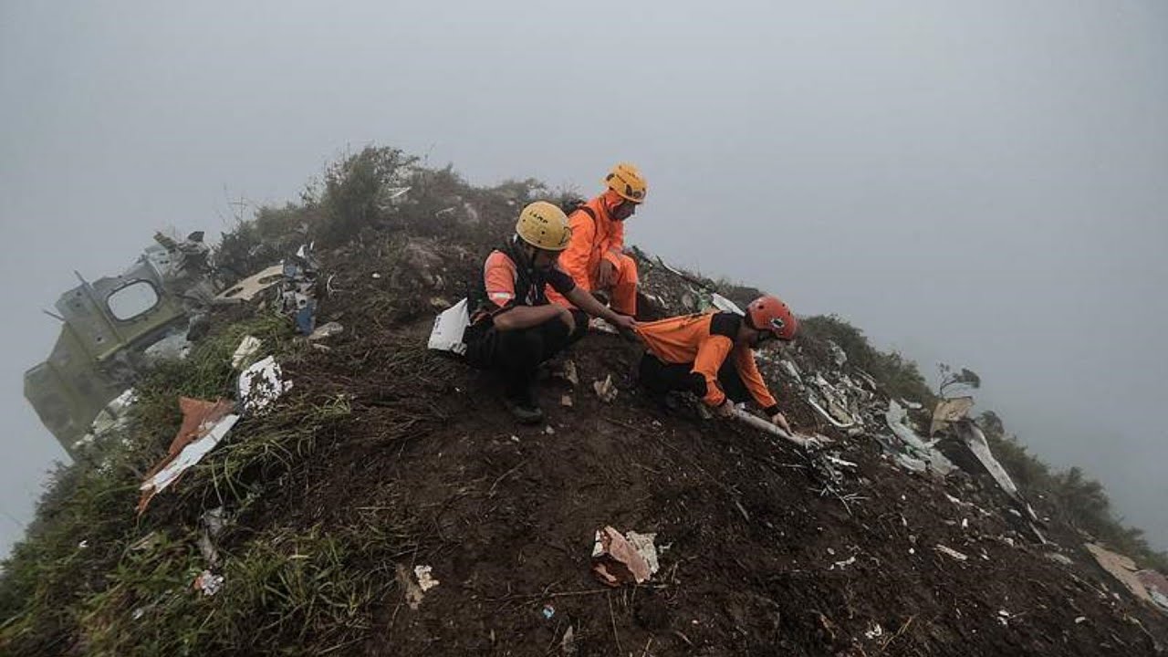 Indonésie : les autorités retrouvent l'épave d'un avion disparu