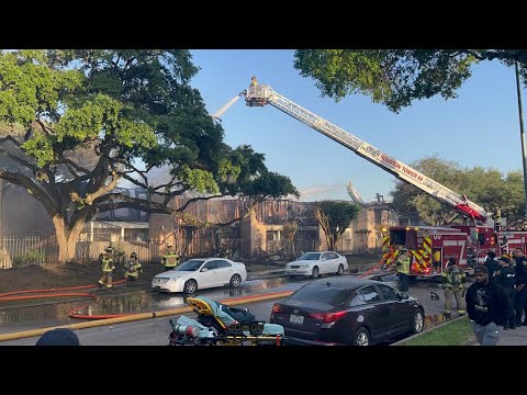 Fire rips through west Houston apartment complex - YouTube