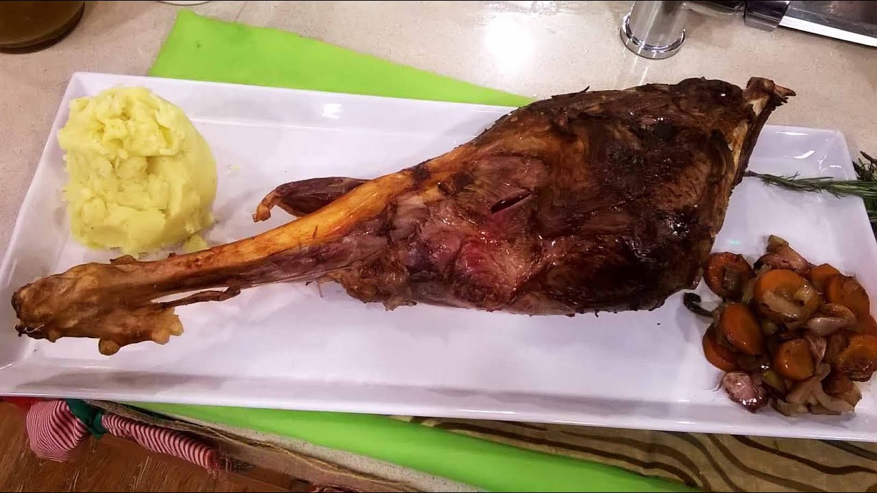 Clásica pata de cordero a los 40 ajos con puré provenzal - YouTube