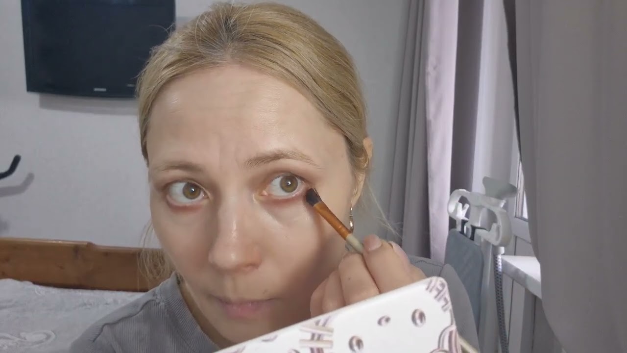 Макияж карих глаз. Меняю цвет глаз из карих в зеленые.