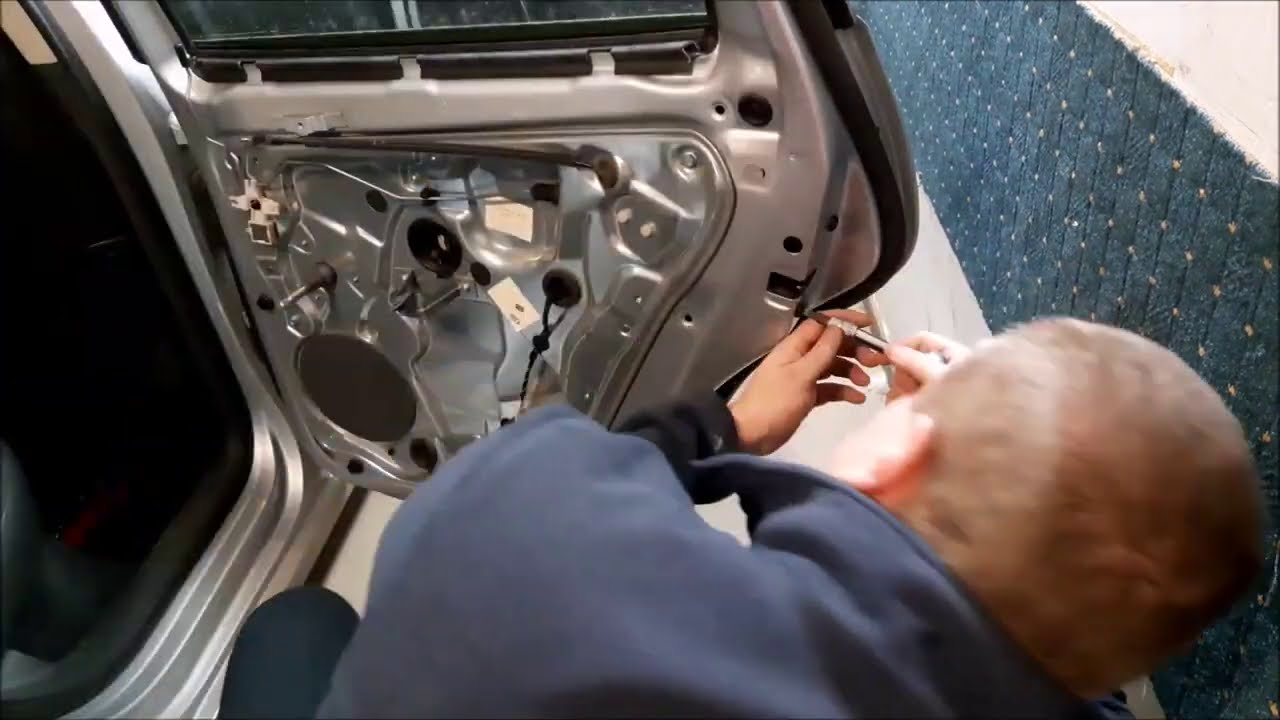 Wymiana zamka tylnego/replace rear door lock VW Polo 9N 2003 SKV - YouTube