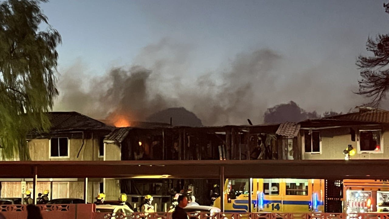 1 dead, 4 hospitalized in southeast Las Vegas apartment fire - YouTube