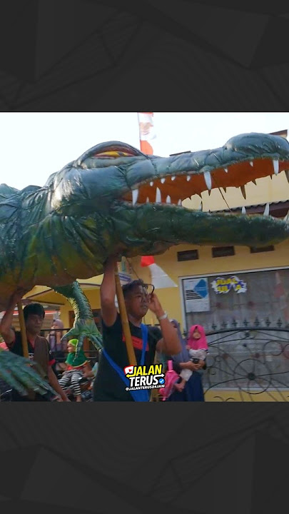 lagi nonton niken salindry malah ada buaya raksasa 😭 #karnaval #lucu