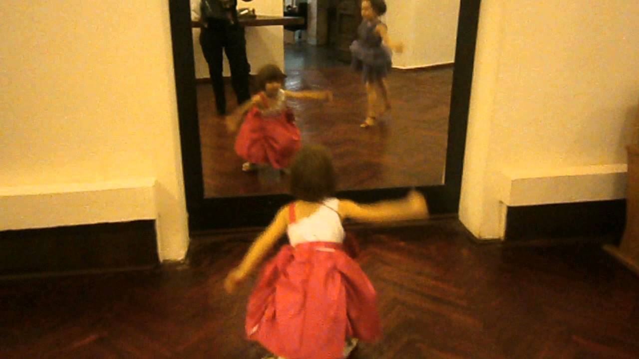 Танцует перед школой. Девочка танцует перед зеркалом. Ребёнок танцует перед зеркалом. Школьник танцует перед зеркалом. Папа и маленькая девочка танцуют перед зеркалом.