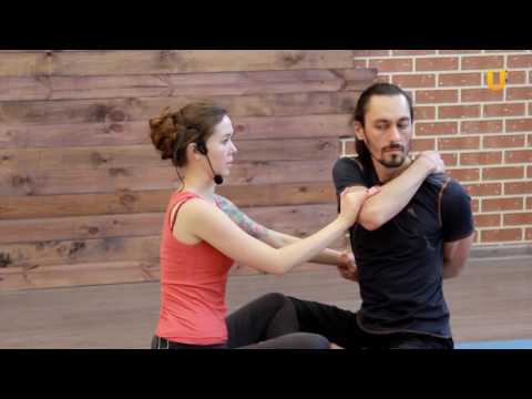 Видео: Заряд бодрости #35. Парная йога