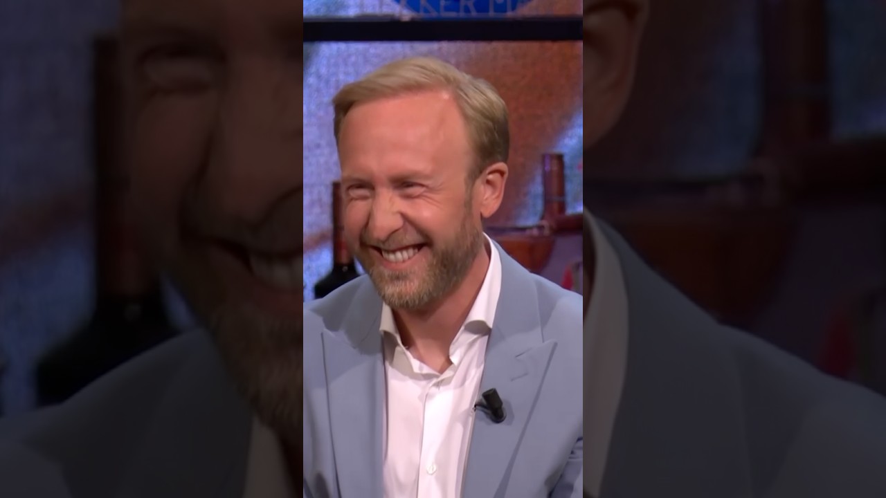 Johan Derksen grapt met Raymond Mens: 'Waarom zit je altijd naar mij te kijken dan...?' 🤣