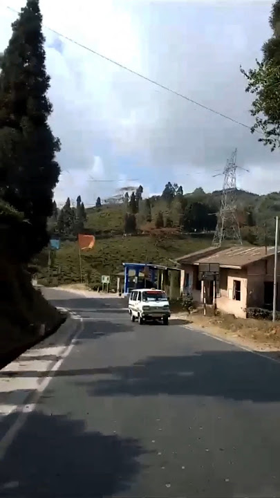 Zindagi ke safar mein guzar jaate hain