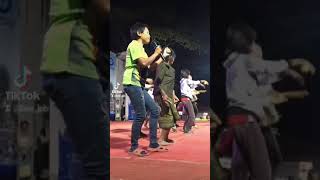ຄົນປ່າ ຫຼື ເຜົ່າຕອງເຫຼືອງ ຮ້ອງເພງ ໃນງານເທສະການບຸນກອງເຂົ້າໃຫຍ່ເມືອງພຽງ  ແຂວງໄຊຍະບູລີ