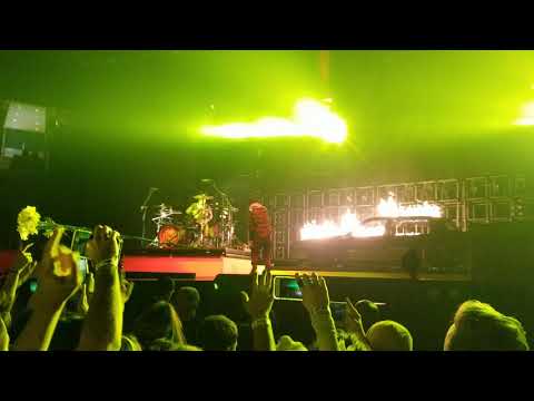 Twenty One Pilots - Levitate (Live In St. Louis, Missouri)