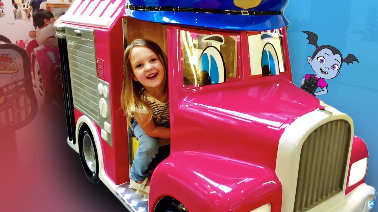 Cora Having Fun at the Mall with a VAMPIRE 🧛‍♀️
