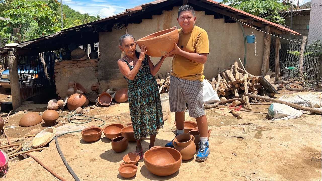 Con más de 70 años estas mujeres hacen las CAZUELAS de BARRO ¡Más hermosas de la COSTA CHICA!