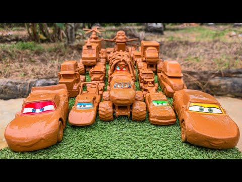 Muddy toy car convoys falls into the water & Clean up Disney Pixar car