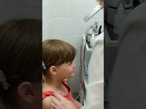первые серьги. уши колим и смеемся