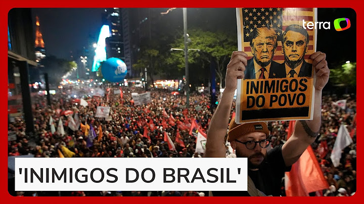Manifestantes colocam fogo em boneco de Trump na Avenida Paulista