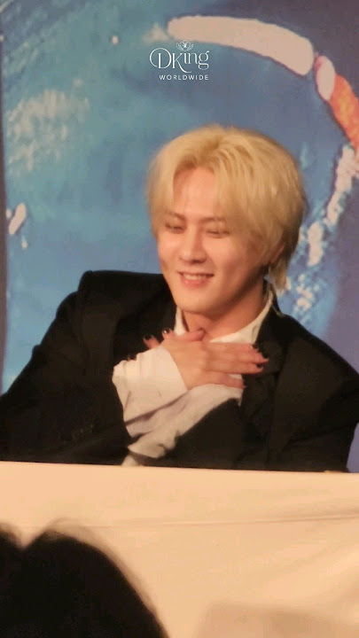 A fan forgot to shake DK's hands 🥺😆  [ DK 1ST SOLO 