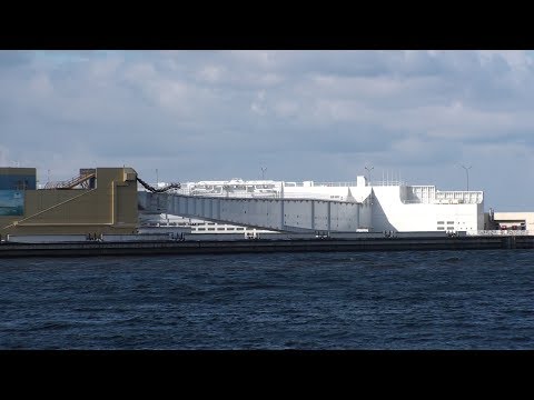 ОСТАНАВЛИВАЯ ВОЛНЫ. ЗАЩИТНАЯ ДАМБА САНКТ-ПЕТЕРБУРГА.