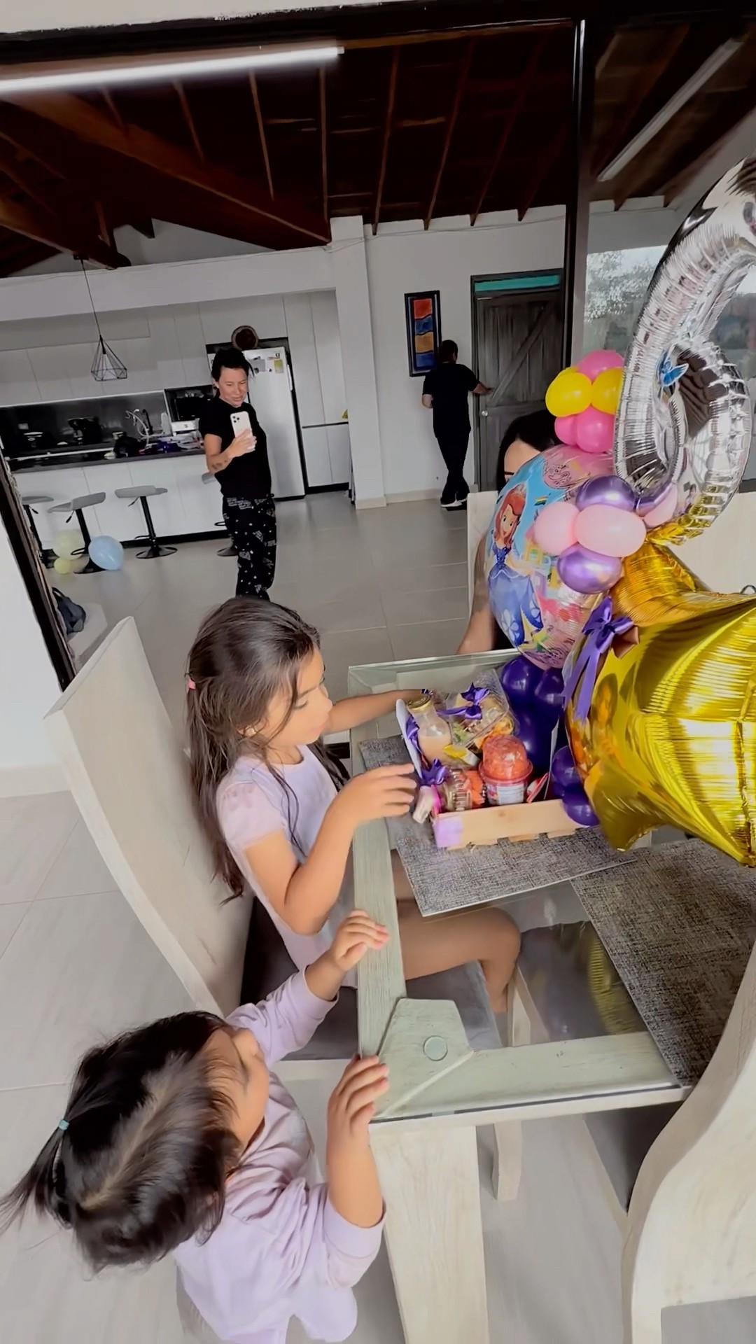 Le llevo un desayuno SORPRESA. A mi hija de CUMPLEAÑOS??