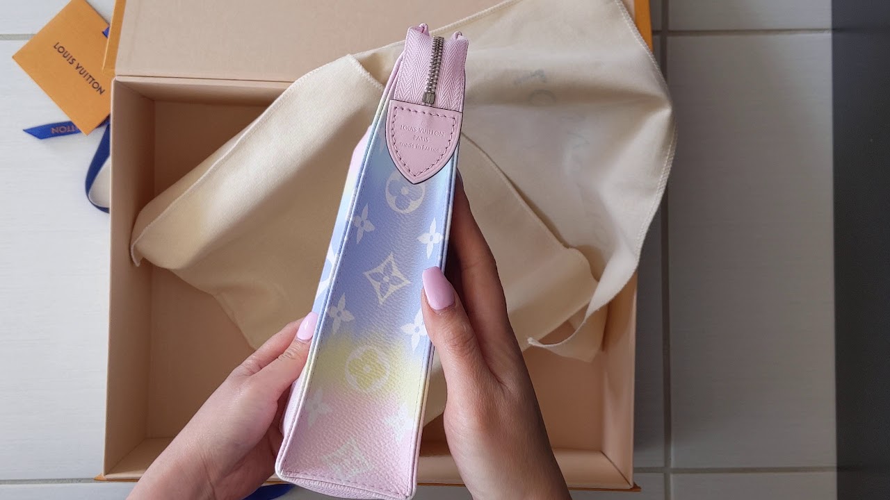 Unboxing Louis Vuitton Escale poche Toilette 26 - YouTube