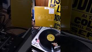 Something truly magical about vinyl, especially when it's playing Jill Scott's #Golden 🌟💿 #jillscott