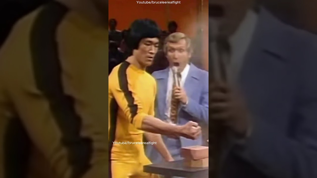 Брюс Ли разбивает кирпичи яйцом, зажатым в кулаке 😱