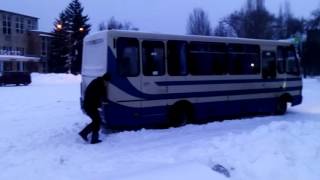 В Днепродзержинске автобусы завязают в снегу и буксуют на скользких дорогах