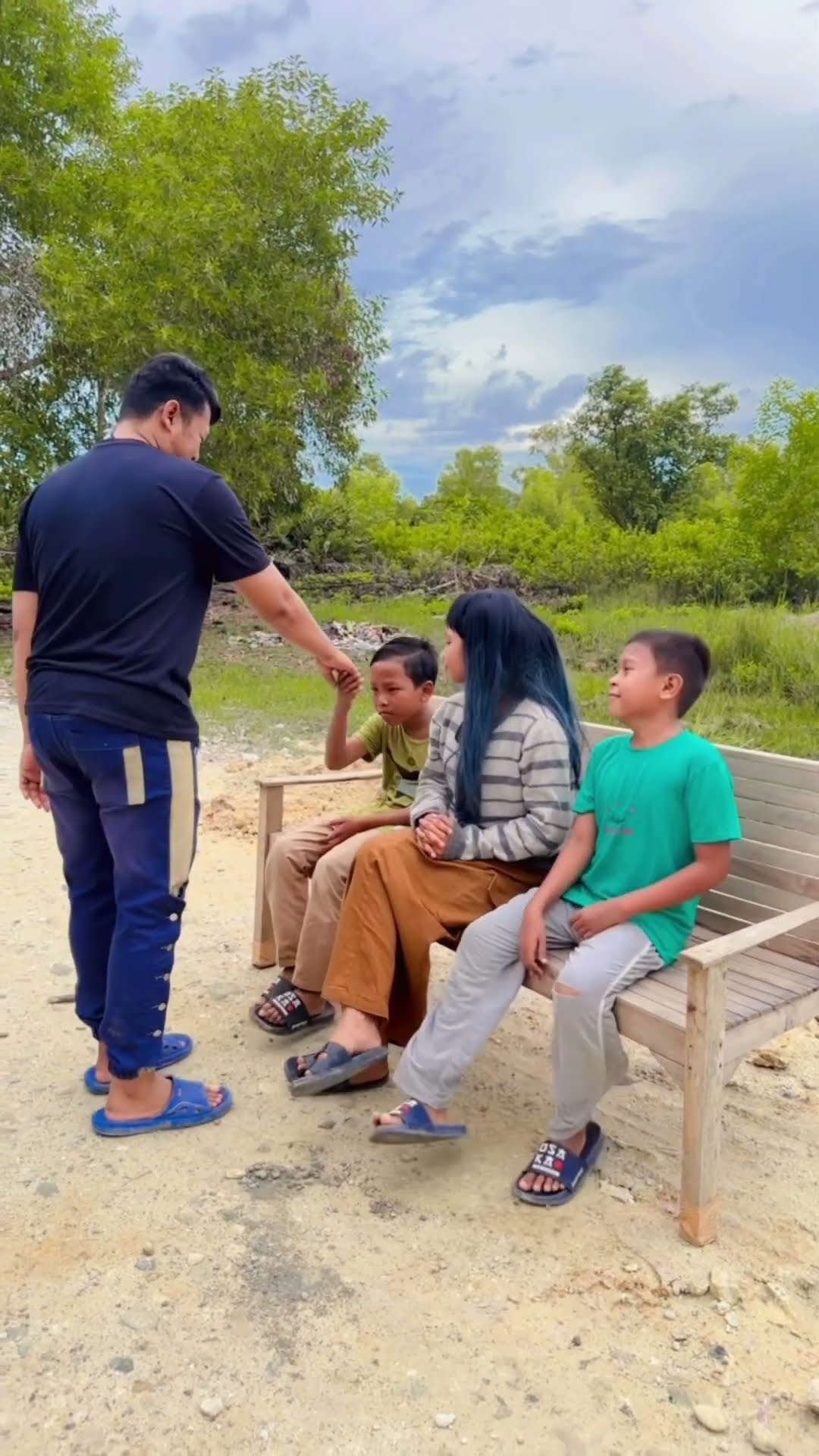 Bapak berjuang sendiri ??