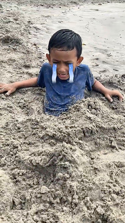 😭Deo buried in the sand of the beach 🏝️ #beach #deodanvano