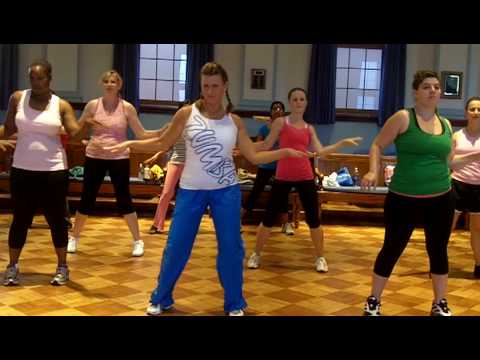 Zumba Fitness Class with Lee - "Lo Agarro Bajando "