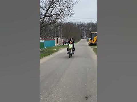 Малыш на мотоцикле 🏍️ - YouTube