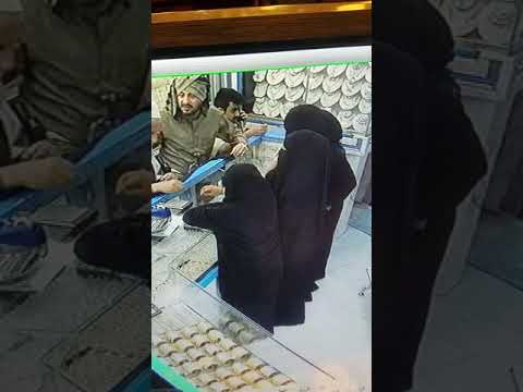 سارقه تسرق زبون 100 جرام ذهب داخل محل مجوهرات الخامري في صنعاء سوق شميله  سارقه تسرق زبون 100 جرام ذهب داخل محل مجوهرات الخامري في صنعاء سوق شميله