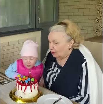 Мама Игоря Николаева задувает свечи на именинном торте, а 4 летняя ...