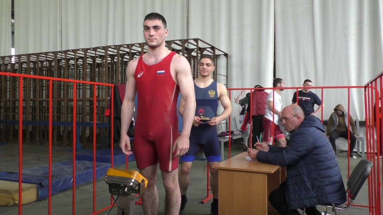 Взвешивание борцов на чемпионате РСО-Алании. Владикавказ 4 апреля 2022.