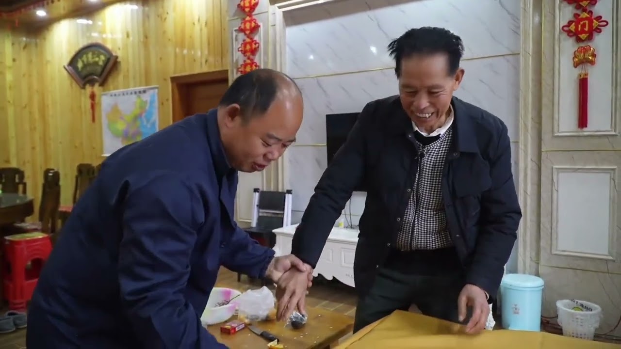 阿英帮干叔公网购烤火桌到了，安装简单，冬天吃饭烤火真不错 