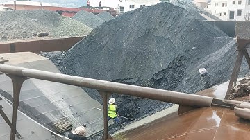 Barge unloading 5000 tons of ore - Video from the start - Smooth relaxing flow