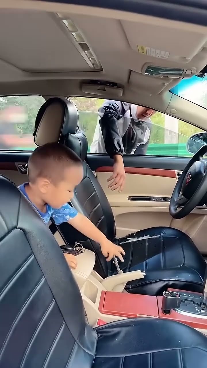 拿个车钥匙，父子俩的操作给我笑坏了#Cute baby#Cute#呆萌小米宝#聪明宝宝#萌娃