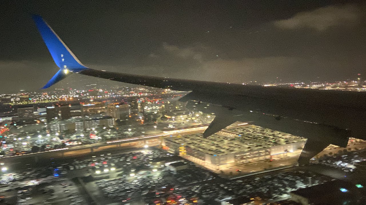 United Airlines Boeing 737-900ER landing in Los Angeles (LAX)