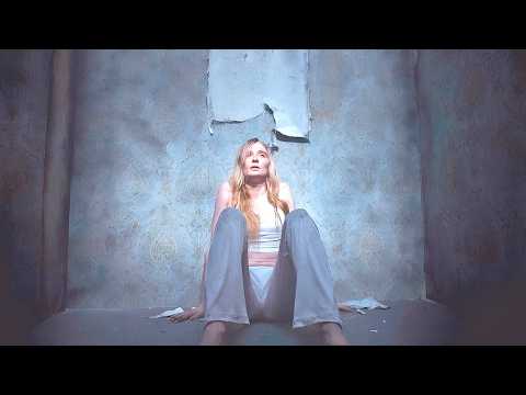 ممثلة بتأجر منزل منعزل هروبا من فضيـ ـحة وبالغلط دخلت غرفة سرية واتقفلت عليها