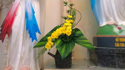 Tạo dáng lạ mắt với lá thiết mộc lan. Cắm bình hoa cúc dâng bàn thờ.