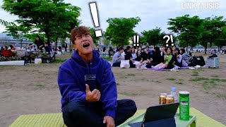 Everyone Was Surprised When A K-pop Singer Sang A Song In The Park [ENG CC]