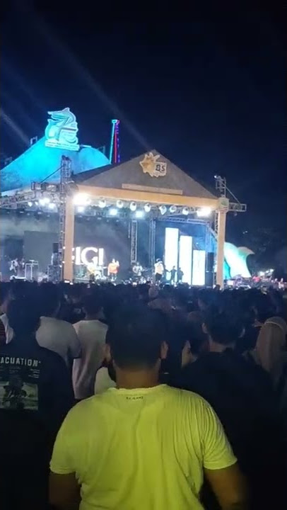 Ketika drummer Band GIGI ambil alih posisi vokalis #shorts #gigiband #kotabaru #armandmaulana