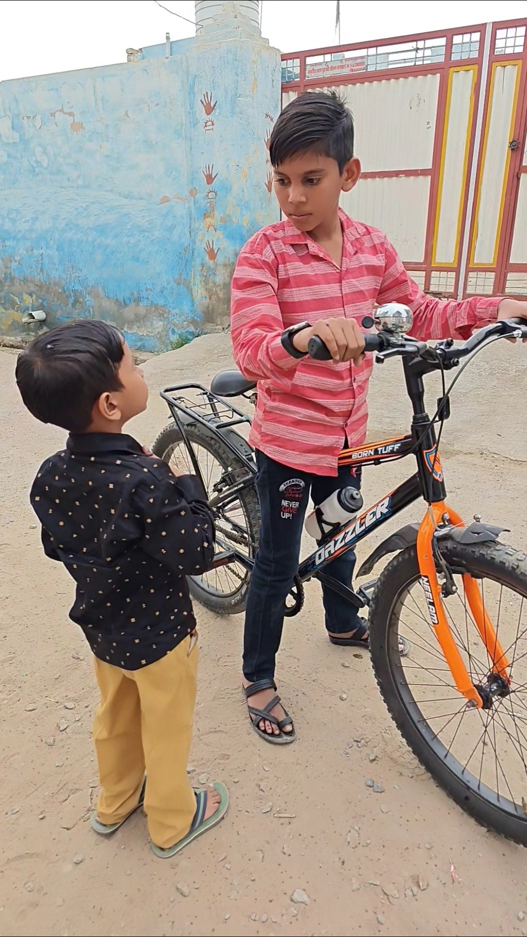 Bhaiya mujhe bhi cycle per baithana hai ? #shorts