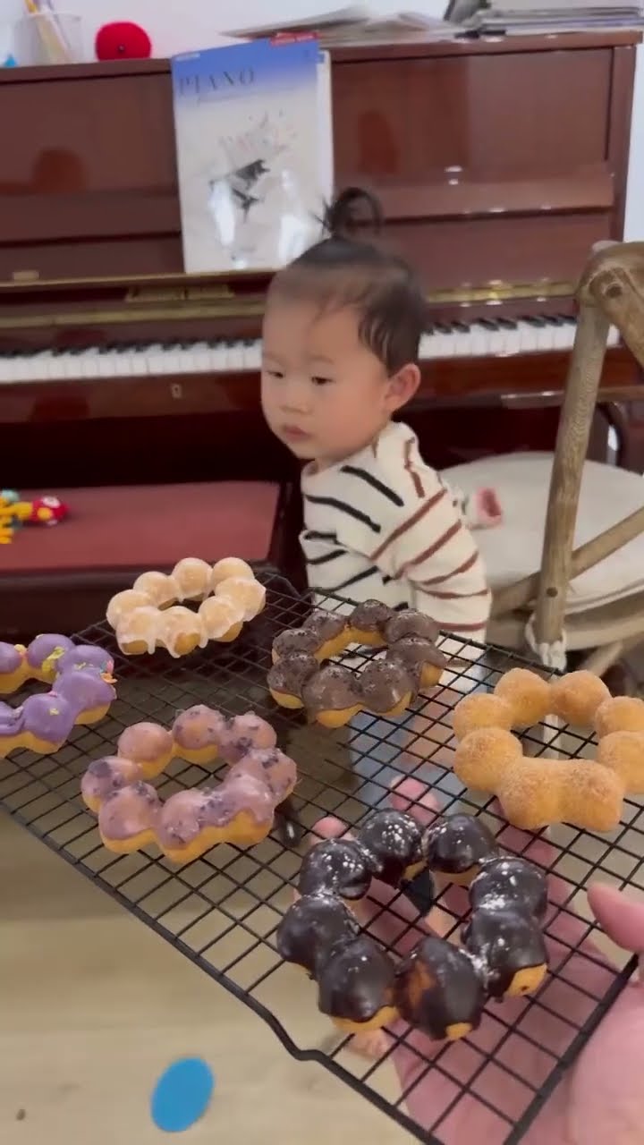 Eating Maeum's donut hole then surprising him with 6 mochi donuts ?