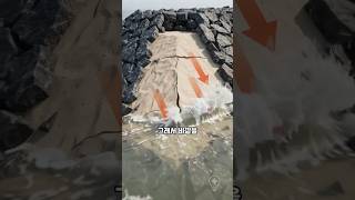 세계에서 가장 긴 방조제 속에 모래를 들이붙은 이유